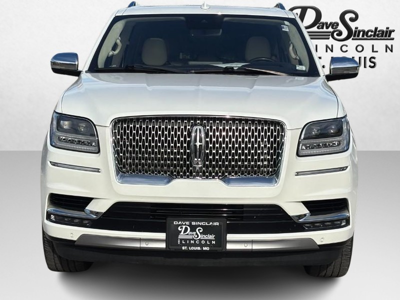 Lincoln Navigator Vehicle Full-screen Gallery Image 09
