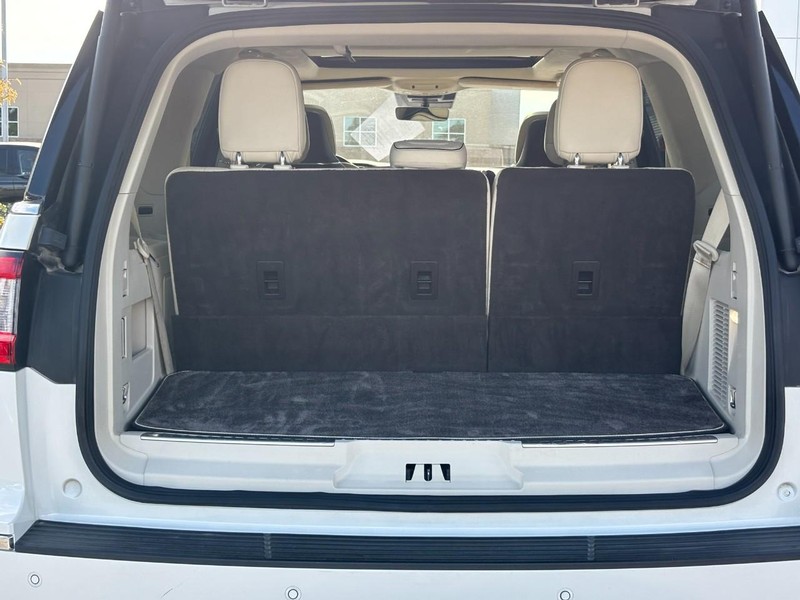 Lincoln Navigator Vehicle Full-screen Gallery Image 10