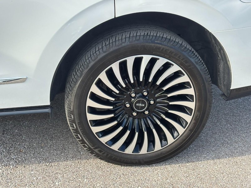 Lincoln Navigator Vehicle Full-screen Gallery Image 11