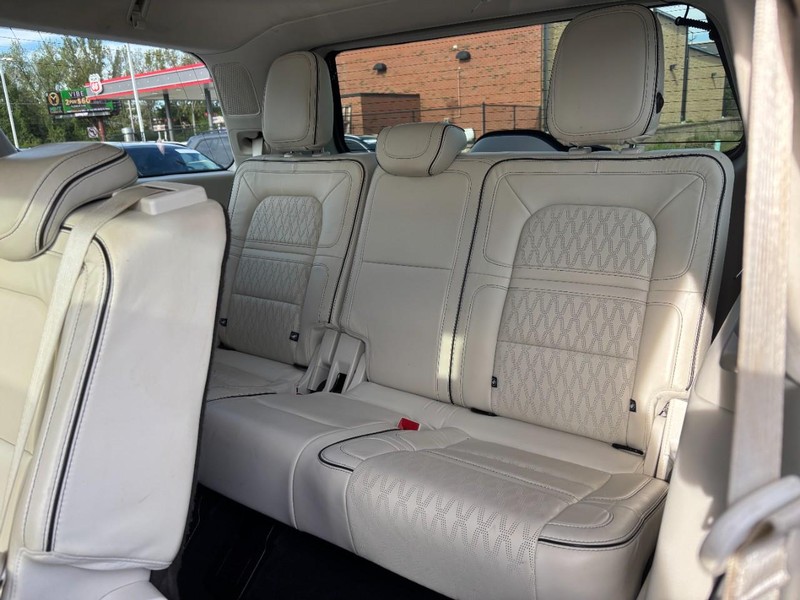 Lincoln Navigator Vehicle Full-screen Gallery Image 12