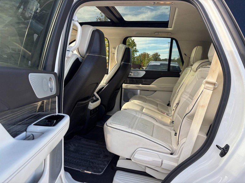 Lincoln Navigator Vehicle Full-screen Gallery Image 13