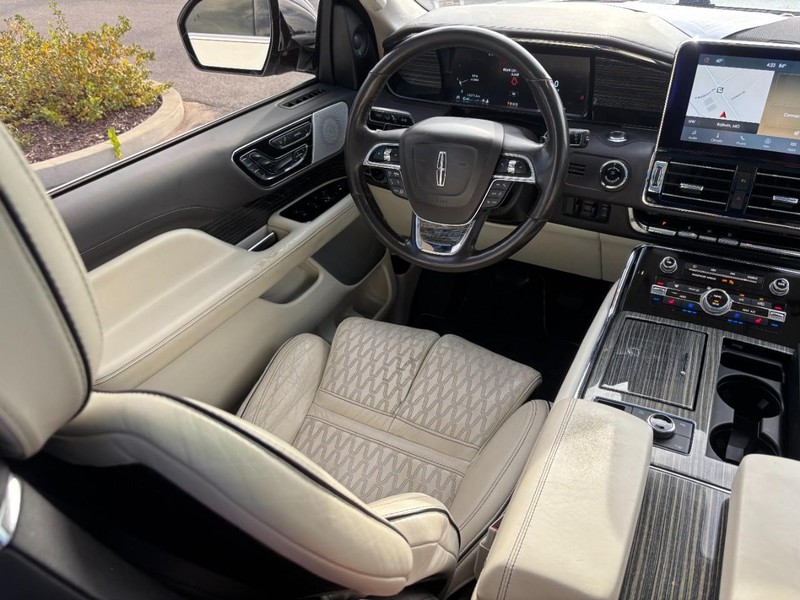 Lincoln Navigator Vehicle Full-screen Gallery Image 14