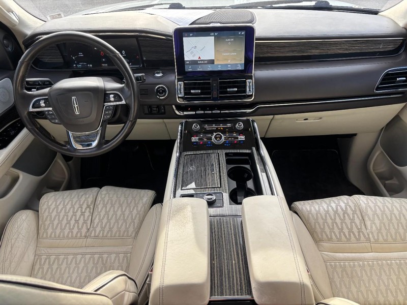 Lincoln Navigator Vehicle Full-screen Gallery Image 15