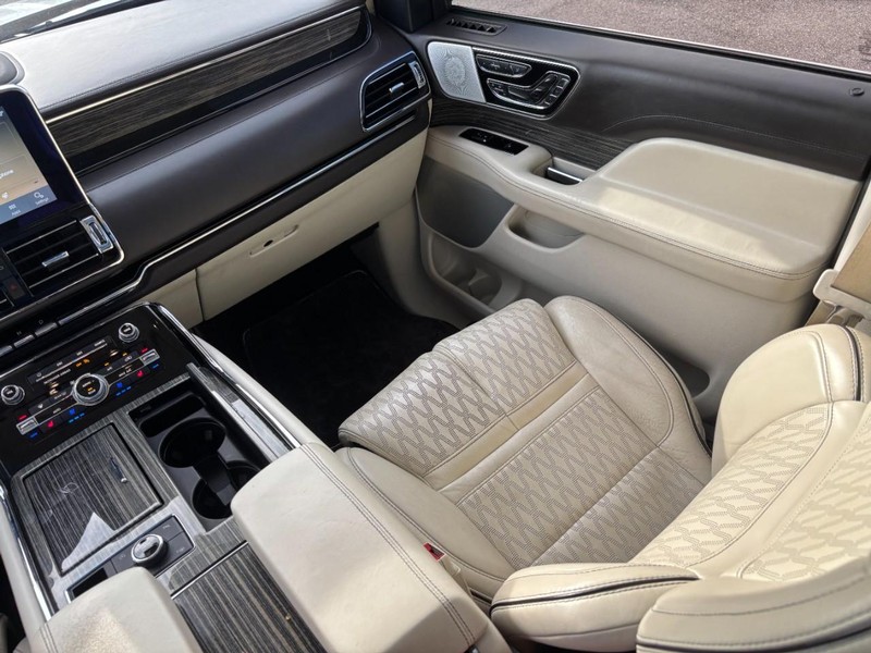 Lincoln Navigator Vehicle Full-screen Gallery Image 16