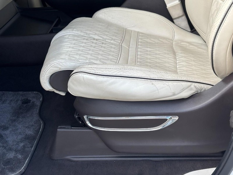 Lincoln Navigator Vehicle Full-screen Gallery Image 17
