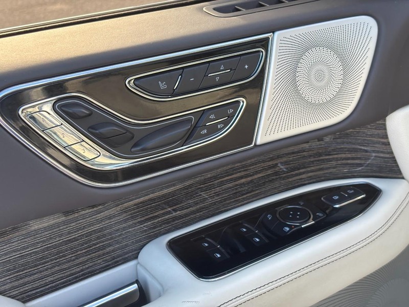 Lincoln Navigator Vehicle Full-screen Gallery Image 18