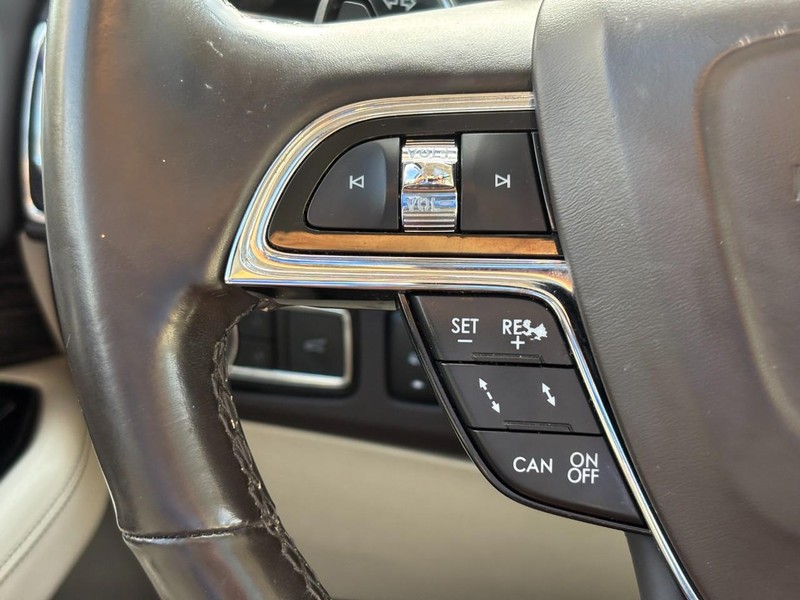 Lincoln Navigator Vehicle Full-screen Gallery Image 19