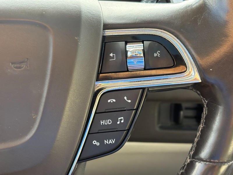 Lincoln Navigator Vehicle Full-screen Gallery Image 20