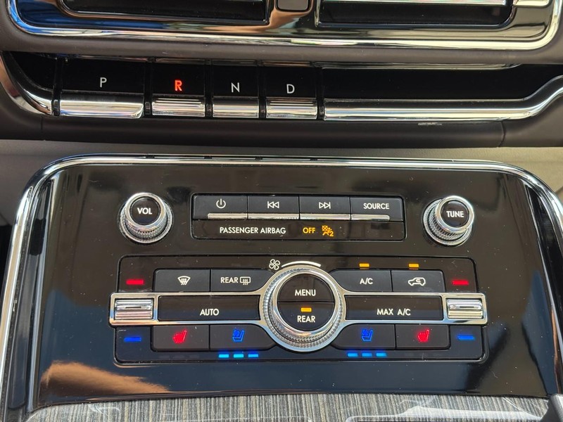 Lincoln Navigator Vehicle Full-screen Gallery Image 25