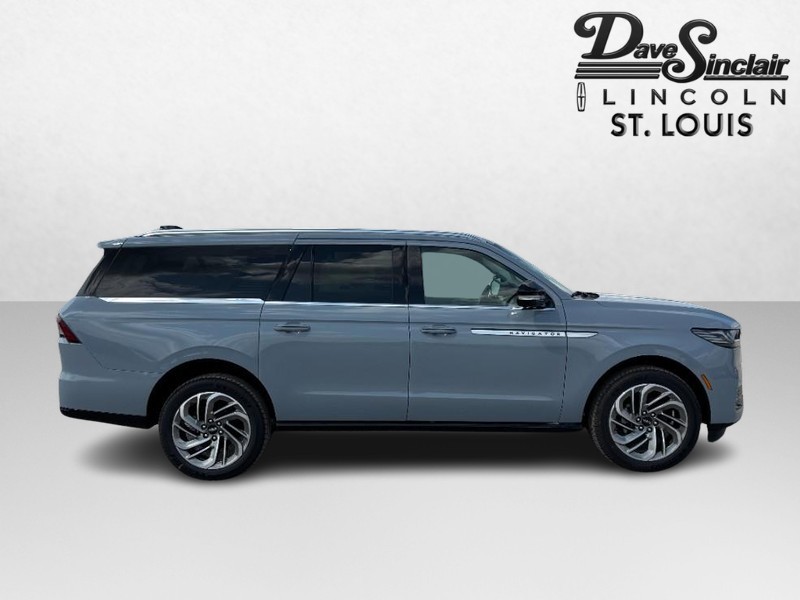 Lincoln Navigator L Vehicle Full-screen Gallery Image 02