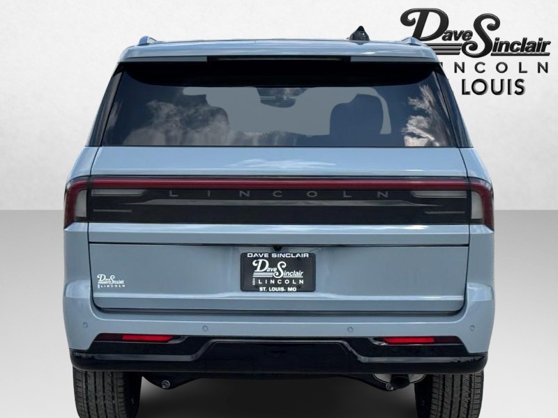 Lincoln Navigator L Vehicle Full-screen Gallery Image 04