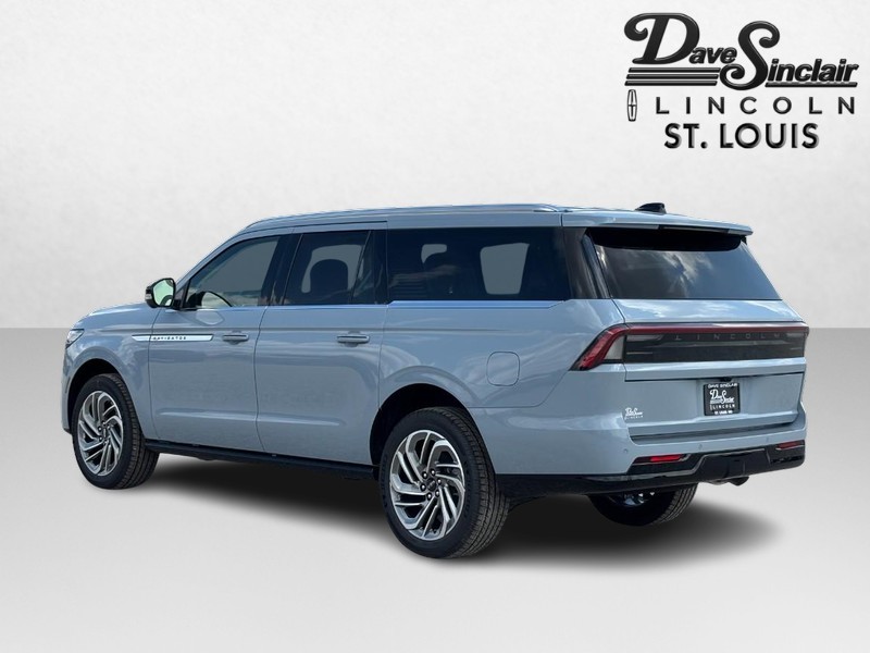 Lincoln Navigator L Vehicle Full-screen Gallery Image 05