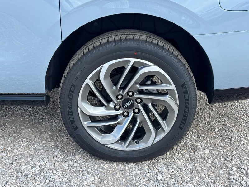 Lincoln Navigator L Vehicle Full-screen Gallery Image 10