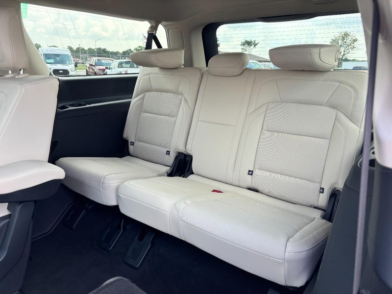 Lincoln Navigator L Vehicle Full-screen Gallery Image 11