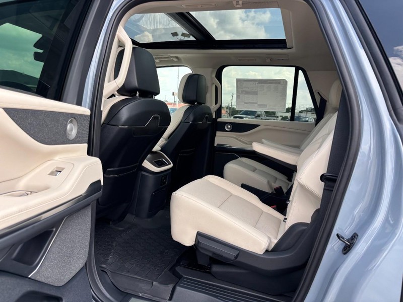 Lincoln Navigator L Vehicle Full-screen Gallery Image 12