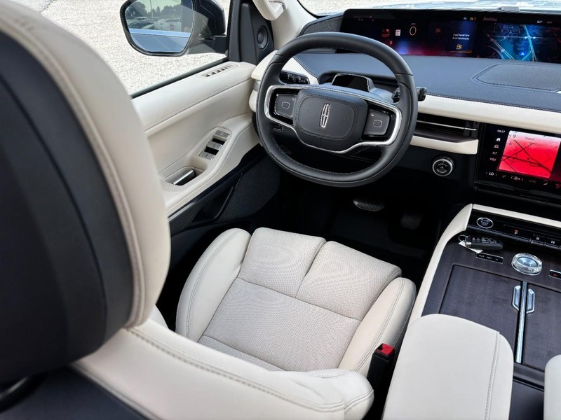 Lincoln Navigator L Vehicle Full-screen Gallery Image 13
