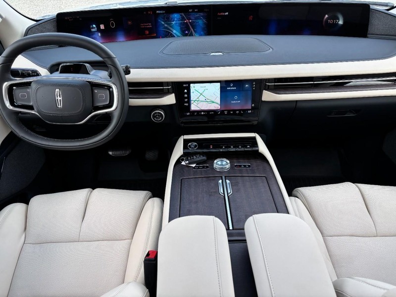 Lincoln Navigator L Vehicle Full-screen Gallery Image 14