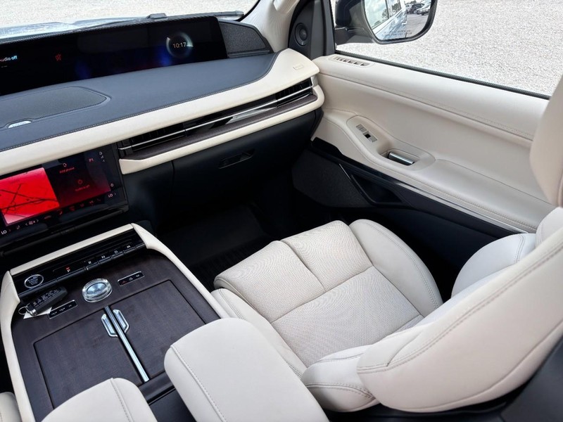 Lincoln Navigator L Vehicle Full-screen Gallery Image 15