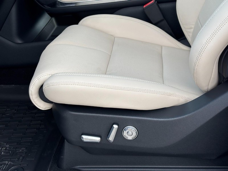 Lincoln Navigator L Vehicle Full-screen Gallery Image 16