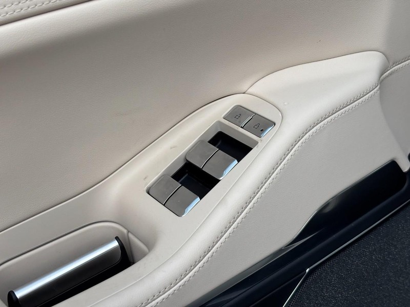 Lincoln Navigator L Vehicle Full-screen Gallery Image 17