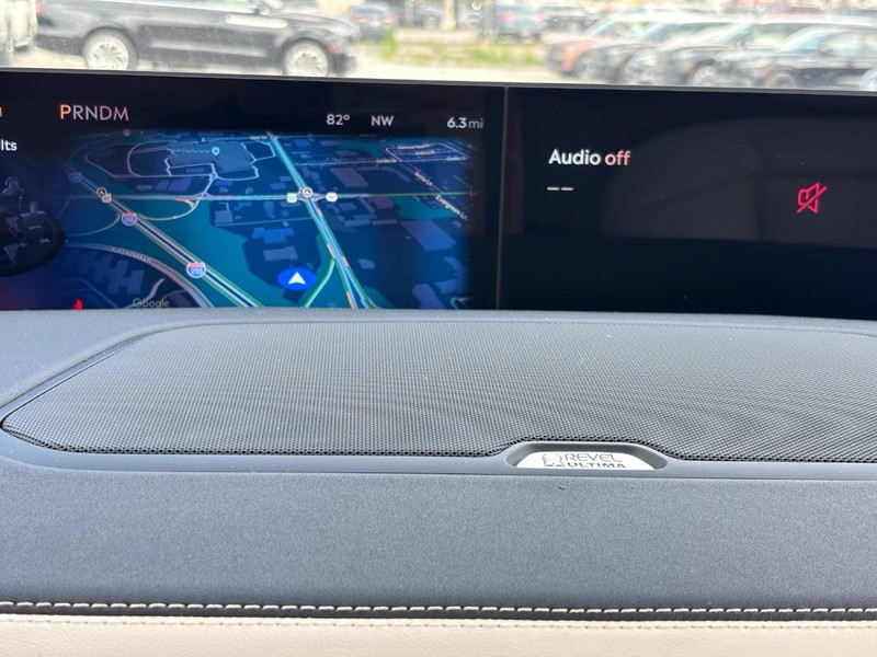 Lincoln Navigator L Vehicle Full-screen Gallery Image 21