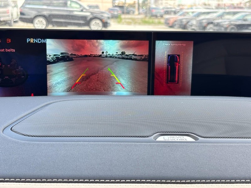 Lincoln Navigator L Vehicle Full-screen Gallery Image 22