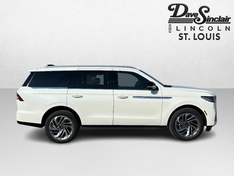 Lincoln Navigator Vehicle Full-screen Gallery Image 02