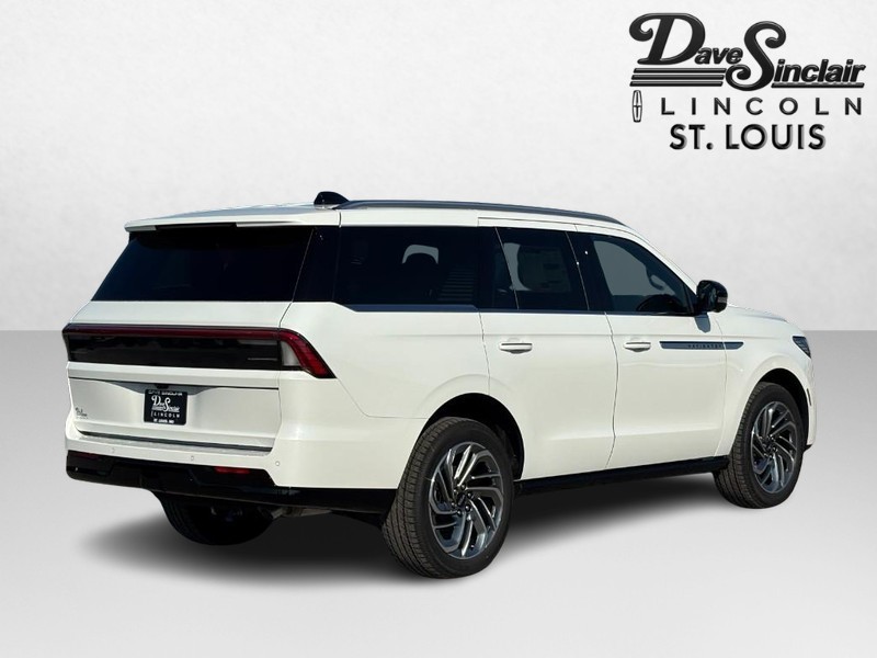 Lincoln Navigator Vehicle Full-screen Gallery Image 03