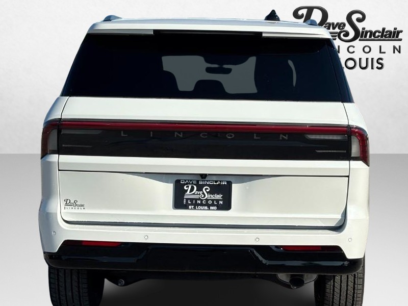 Lincoln Navigator Vehicle Full-screen Gallery Image 04