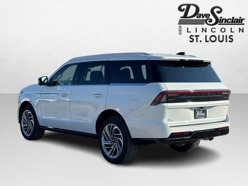 Lincoln Navigator Vehicle Full-screen Gallery Image 05