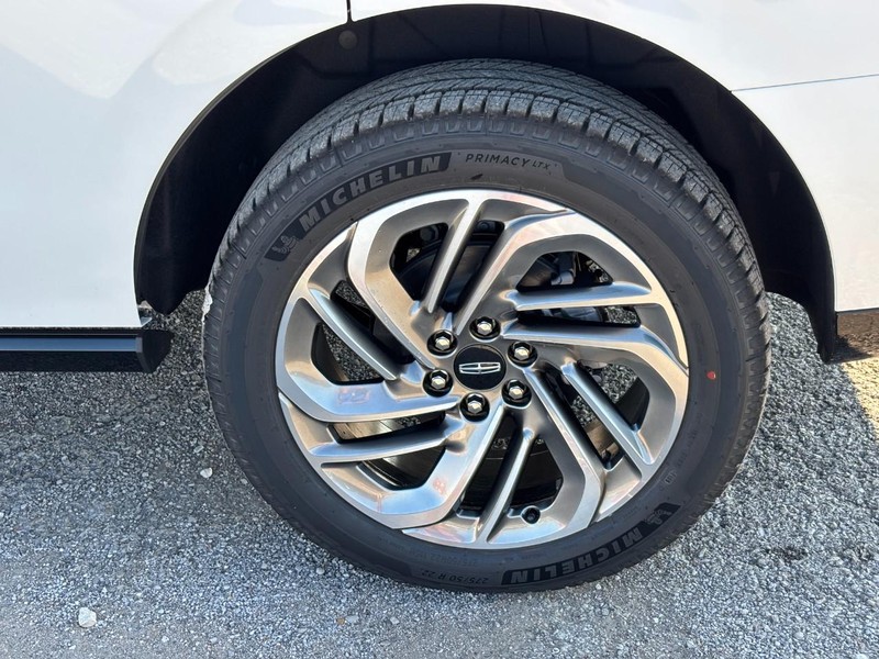 Lincoln Navigator Vehicle Full-screen Gallery Image 10