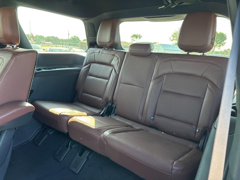 Lincoln Navigator Vehicle Full-screen Gallery Image 11