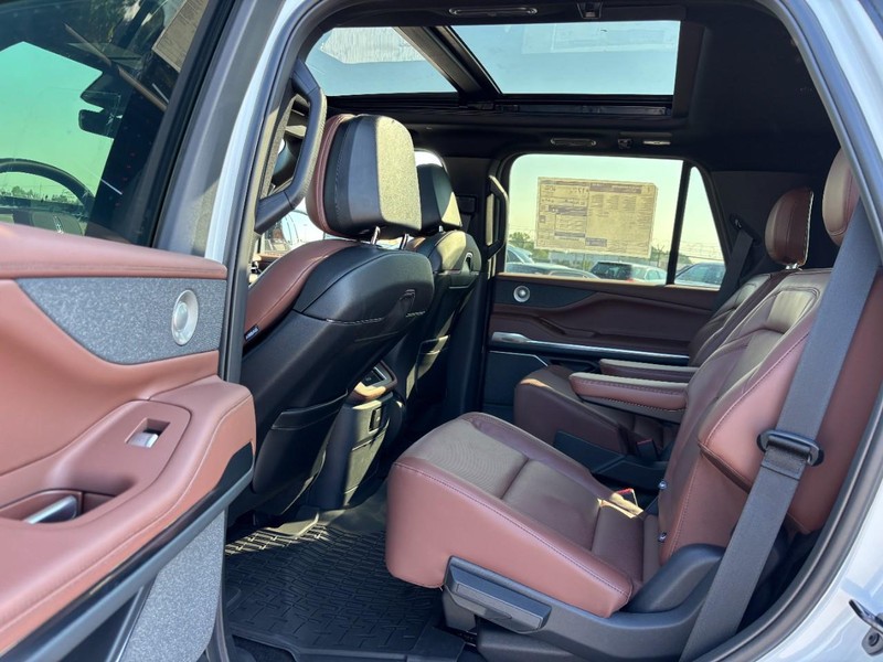 Lincoln Navigator Vehicle Full-screen Gallery Image 12