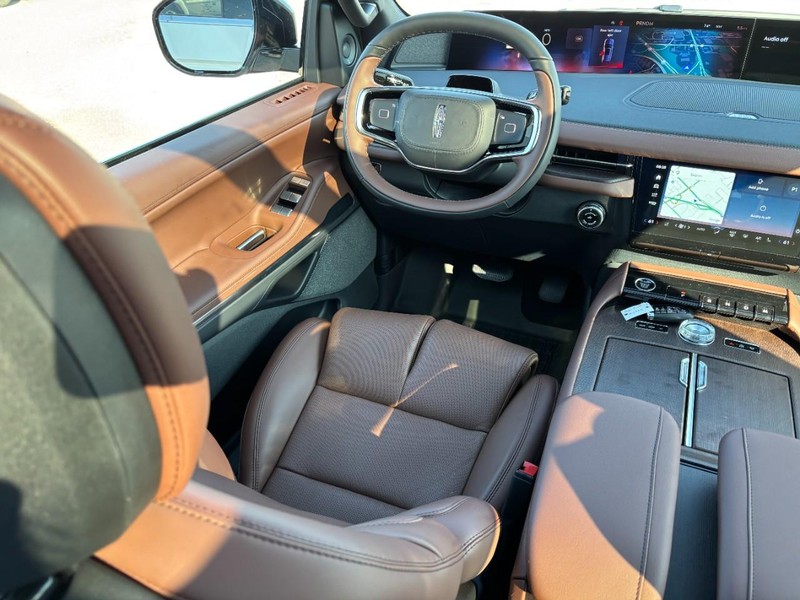 Lincoln Navigator Vehicle Full-screen Gallery Image 13