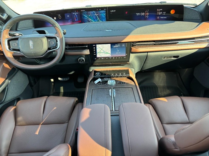 Lincoln Navigator Vehicle Full-screen Gallery Image 14