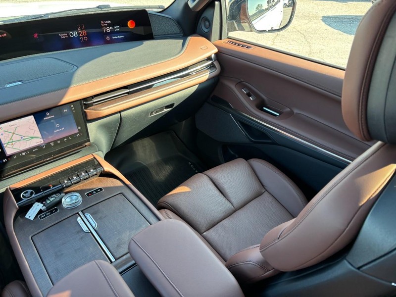 Lincoln Navigator Vehicle Full-screen Gallery Image 15