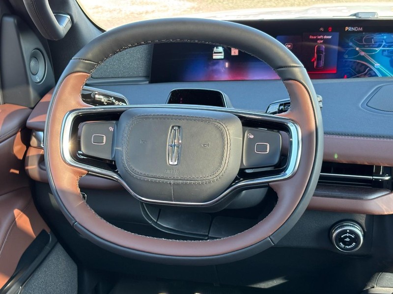 Lincoln Navigator Vehicle Full-screen Gallery Image 16