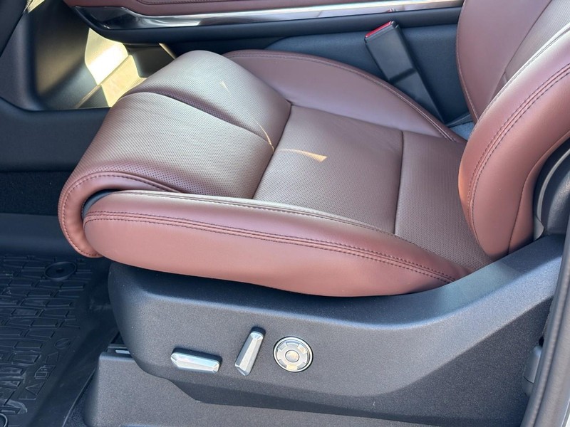 Lincoln Navigator Vehicle Full-screen Gallery Image 17