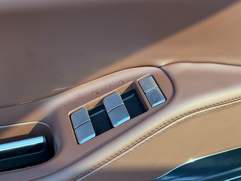 Lincoln Navigator Vehicle Full-screen Gallery Image 18