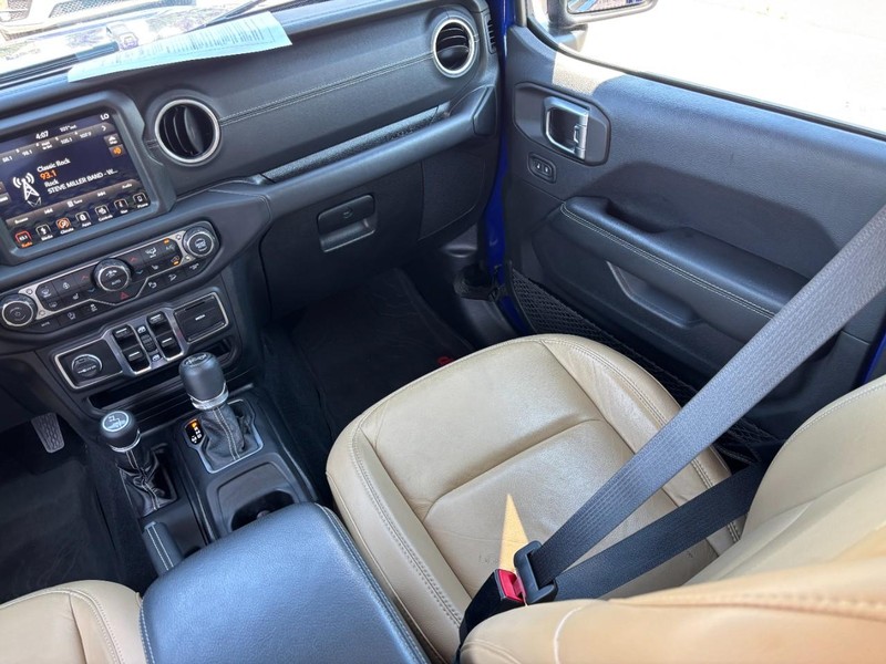Jeep Wrangler Unlimited Vehicle Full-screen Gallery Image 15