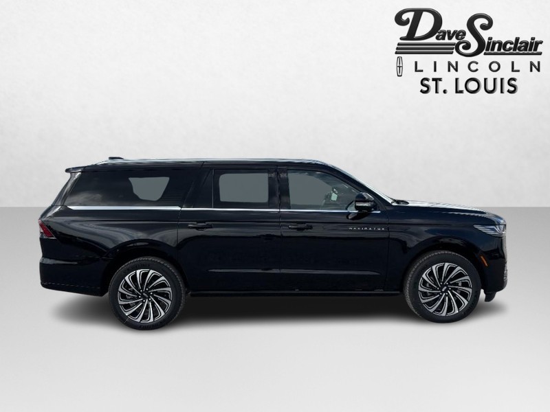 Lincoln Navigator L Vehicle Full-screen Gallery Image 02