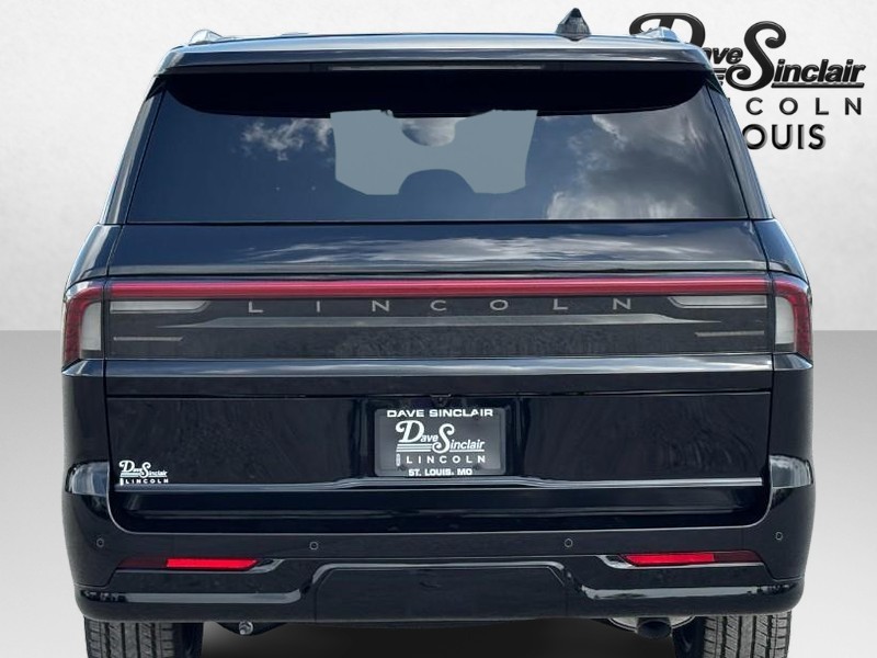 Lincoln Navigator L Vehicle Full-screen Gallery Image 04