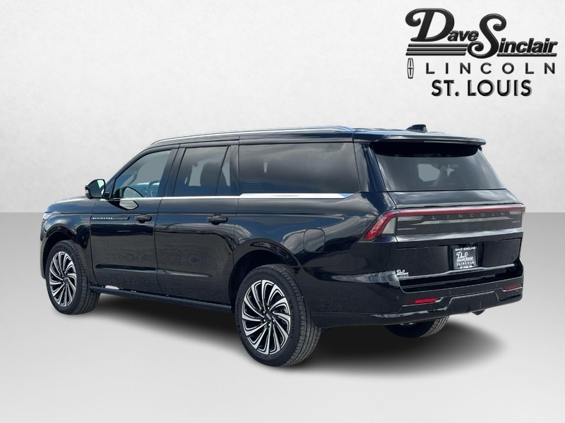 Lincoln Navigator L Vehicle Full-screen Gallery Image 05