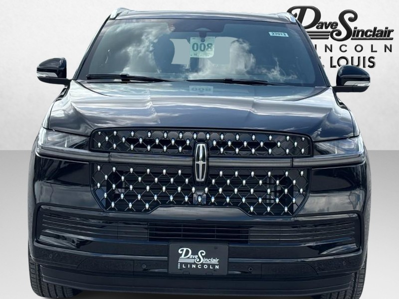 Lincoln Navigator L Vehicle Full-screen Gallery Image 09