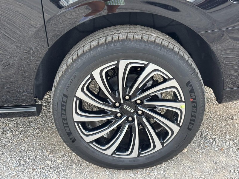 Lincoln Navigator L Vehicle Full-screen Gallery Image 10