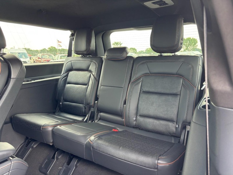 Lincoln Navigator L Vehicle Full-screen Gallery Image 11