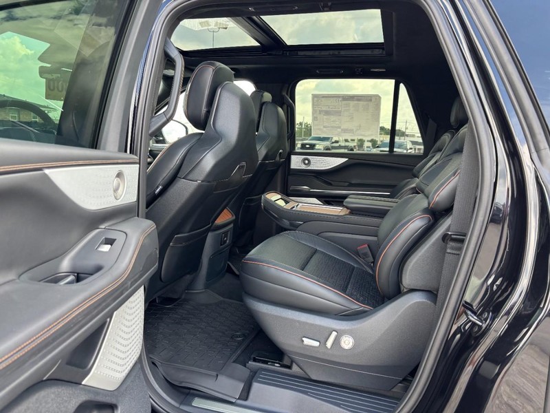 Lincoln Navigator L Vehicle Full-screen Gallery Image 12