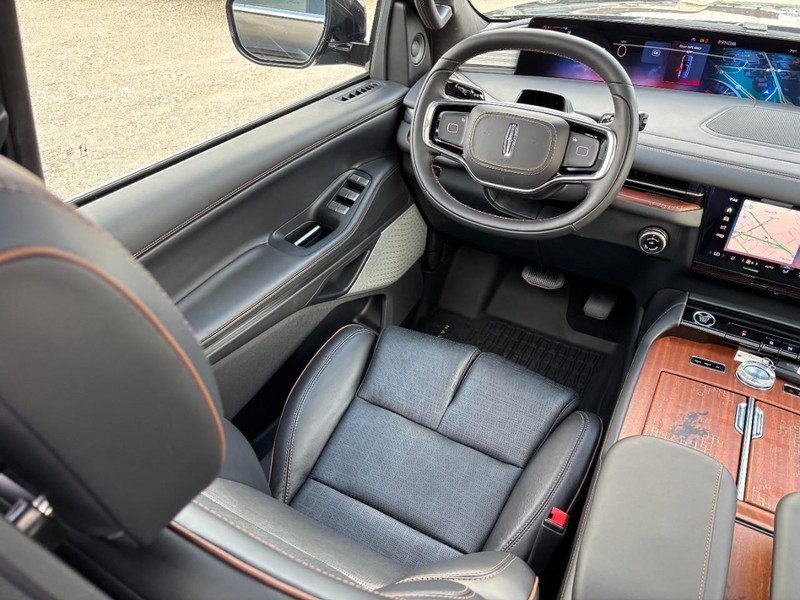 Lincoln Navigator L Vehicle Full-screen Gallery Image 13