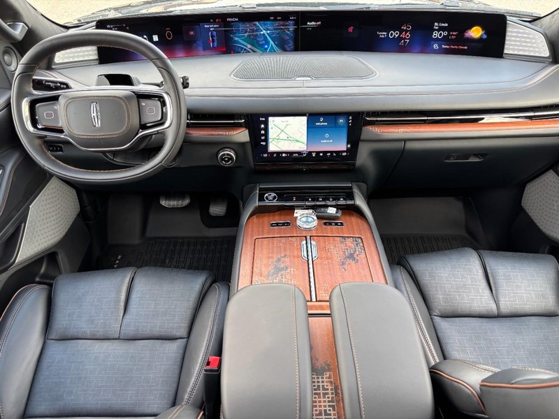 Lincoln Navigator L Vehicle Full-screen Gallery Image 14