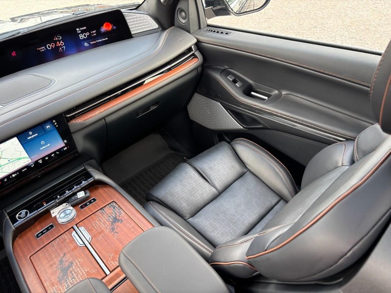 Lincoln Navigator L Vehicle Full-screen Gallery Image 15